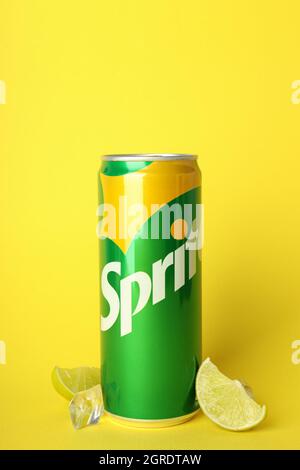 Odessa, Ukraine - 23. September 2021: Sprite Dose auf gelbem Hintergrund Stockfoto