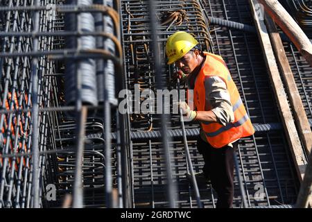 Hefei, Chinas Provinz Anhui. Oktober 2021. Ein Bauunternehmer arbeitet auf der Baustelle einer Brücke in Hefei, ostchinesische Provinz Anhui, 1. Oktober 2021. Quelle: Liu Junxi/Xinhua/Alamy Live News Stockfoto