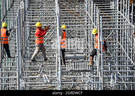 Hefei, Chinas Provinz Anhui. Oktober 2021. Bauherren arbeiten auf der Baustelle einer Brücke in Hefei, ostchinesische Provinz Anhui, 1. Oktober 2021. Quelle: Liu Junxi/Xinhua/Alamy Live News Stockfoto