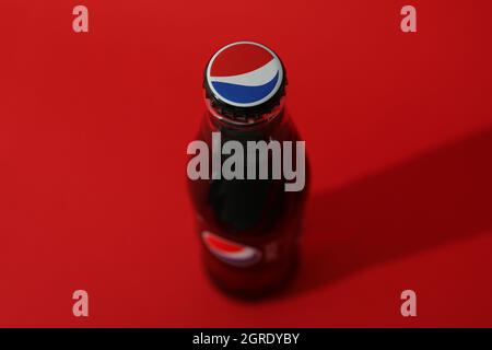 Odessa, Ukraine - 23. September 2021: Pepsi-Flasche auf rotem Hintergrund. Stockfoto