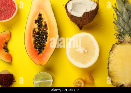 Exotische Früchte auf gelbem Hintergrund, Draufsicht. Stockfoto