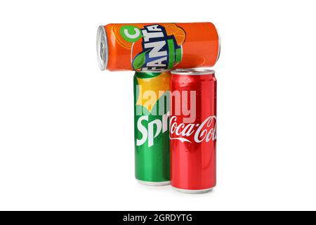 Odessa, Ukraine - 23. September 2021: Fanta, Sprite und Coca - Coladosen isoliert auf weißem Hintergrund. Stockfoto