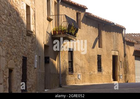 Mittelalterliche Dorfstraßen in Katalonien, Spanien Stockfoto