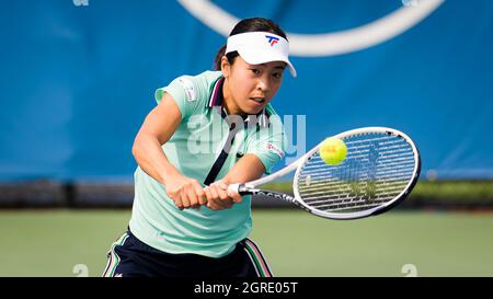 Chicago, USA. September 2021. Mai Hontama aus Japan in Aktion während der dritten Runde des Chicago Fall Tennis Classic WTA 500 Tennisturniers 2021 gegen Shelby Rogers aus den Vereinigten Staaten am 30. September 2021 in Chicago, USA - Foto: Rob Prange/DPPI/LiveMedia Kredit: Independent Photo Agency/Alamy Live News Stockfoto