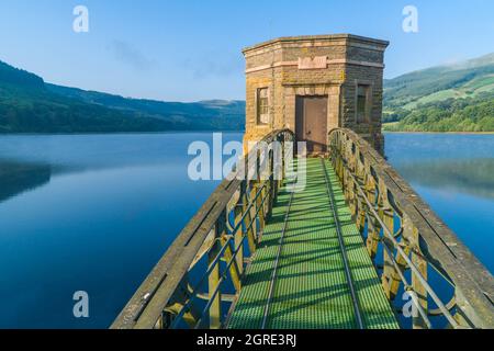 Talybont Reservoir mit Pumpenhaus und Fußgängerbrücke im Brecon Beacons National Park, Mid Wales, Großbritannien. Juli 2021, Stockfoto