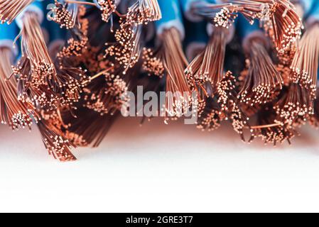 Abisolierte Nahaufnahme des Kupferkabels auf weißem Hintergrund Stockfoto