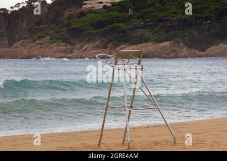 Der Bademeister-Stuhl war wegen eines Sturms am Strand leer Stockfoto