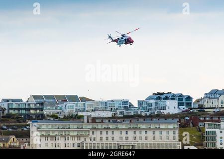 Sikorsky S-92A G-MCGY HM Coastguard-Hubschrauber mit Sitz am Cornwall Airport Newquay, der bei einer Notrufnummer in Fistra tief über dem Grundstück auf dem Grundstück von Pentire fliegt Stockfoto