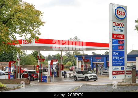 Kidderminster, Großbritannien. Oktober 2021. Eine massive Veränderung, da die Warteschlangen an den Tankstellen nach einer Woche panischer Tankkäufe verschwunden sind. Diese Tankstelle schloss erst vor 6 Tagen alle Pumpen und der Vorplatz wurde mit den Schildern „Sorry, no Fuel available“ abgeklebt. Heute sind alle Brennstoffe auf fast jeder Pumpe verfügbar und die Warteschlangen sind nicht vorhanden. Kredit: Lee Hudson/Alamy Live Nachrichten Stockfoto