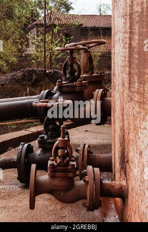 Dieselöltank in einem Industriewerk. Öffnen und Schließen der Ventile. Stockfoto