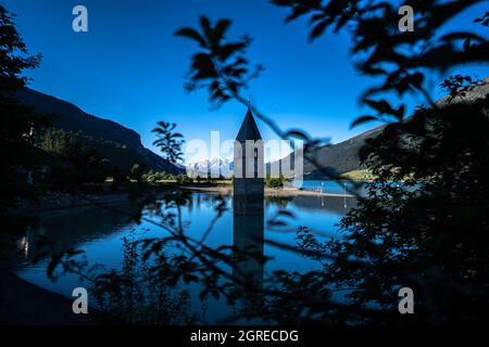 Versunkene Kirche in den südtiroler alpen Stockfoto