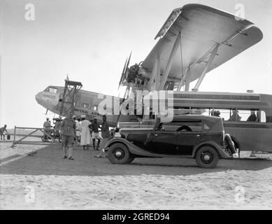 Vintage-Foto um 1936 von einem Imperial Airways Handley Page HP 42 Flugzeug auf dem ägyptischen Flugplatz von Alexandria, das betankt wurde Stockfoto