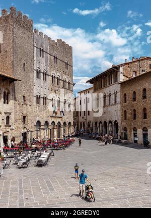 Massa Marittima, Toskana, Italien - 27. Juli 2021: Der Hauptplatz mit dem mittelalterlichen Rathaus. Stockfoto