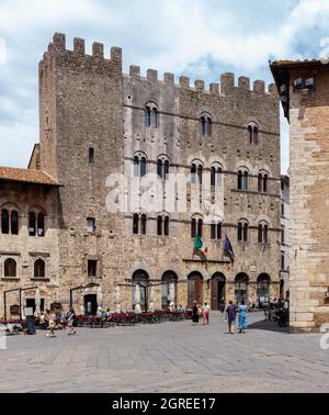 Massa Marittima, Toskana, Italien - 27. Juli 2021: Der Hauptplatz mit dem mittelalterlichen Rathaus. Stockfoto