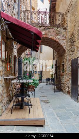 Massa Marittima, Toskana, Italien - 27. Juli 2021: Straße der Altstadt. Stockfoto