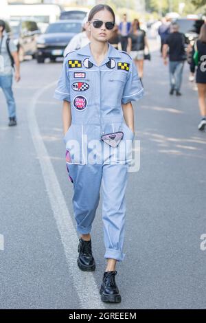 24. September 2021: Das Model trägt einen vollgrauen Jumpsuit und schwarze Schuhe Stockfoto