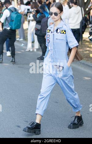 24. September 2021: Das Model trägt einen vollgrauen Jumpsuit und schwarze Schuhe Stockfoto