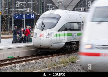 Leipzig, Deutschland. September 2021. Am Leipziger Hauptbahnhof steigen Menschen in einen ICE ein. Die Deutsche Bahn erhöht die Fahrpreise. Sie werden am 12. Dezember um durchschnittlich 1.9 Prozent steigen, teilte das Unternehmen am 01.10.2021 in Berlin mit. Quelle: Christophe Gateau/dpa/Alamy Live News Stockfoto