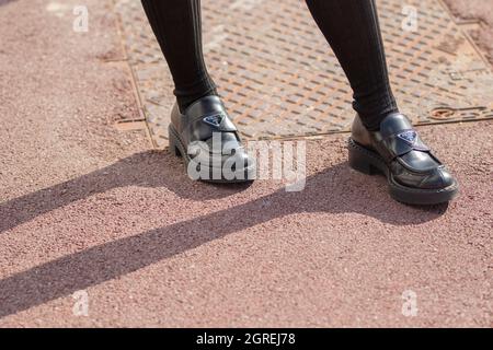 24. September 2021:Model trägt schwarzen Prada Slipper Stockfoto