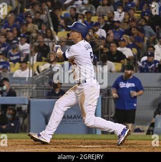 Los Angeles, USA. Oktober 2021. Corey Seager von Los Angeles Dodgers trifft seinen zweiten Heimlauf und den dritten in zwei Tagen im achten Inning gegen die San Diego Padres am Donnerstag, den 30. September 2021, im Dodger Stadium in Los Angeles. Foto von Jim Ruymen/UPI Credit: UPI/Alamy Live News Stockfoto