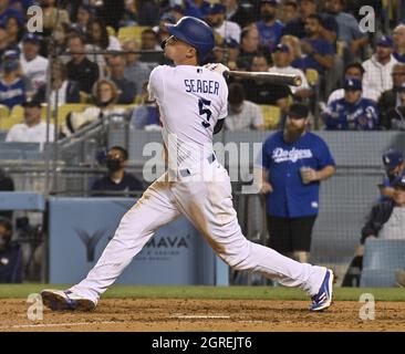 Los Angeles, USA. Oktober 2021. Corey Seager von Los Angeles Dodgers trifft seinen zweiten Heimlauf und den dritten in zwei Tagen im achten Inning gegen die San Diego Padres am Donnerstag, den 30. September 2021, im Dodger Stadium in Los Angeles. Foto von Jim Ruymen/UPI Credit: UPI/Alamy Live News Stockfoto