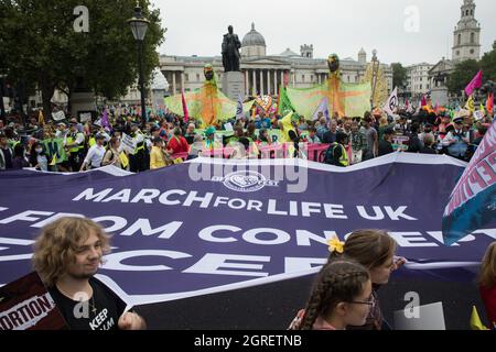 London, Großbritannien. September 2021. Hunderte von Pro-Life-Aktivisten marschieren am Aussterben vorbei Rebellion-Klimaaktivisten auf dem Trafalgar Square während des Anti-Abtreibungsmarsches für das Leben. Der marsch wurde von lebensfreundlichen christlichen Gruppen organisiert, darunter das Good Counsel Network und March for Life UK. Kredit: Mark Kerrison/Alamy Live Nachrichten Stockfoto