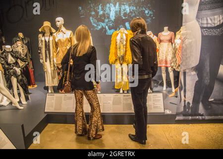 London, Großbritannien. Oktober 2021. Fashion Textile Museum schöne Menschen: Die Boutique in der Gegenkultur der 1960er Jahre . Eröffnung mit einem Zitat der Sängerin und des ‘IT-Mädchens' der 60er Jahre Marianne Faithful, Beautiful People: The Boutique in den 1960er Jahren Counterculture verschwendet keine Zeit damit, Besucher in die berauschende, mit Stars besetzte Welt der Chelsea Counterculture zu begrüßen: „Wir waren jung, reich und schön, und die Flut - dachten wir - drehte sich zu unseren Gunsten. Wir würden natürlich alles ändern, aber meistens würden wir die Regeln ändern.“ Quelle: Paul Quezada-Neiman/Alamy Live News Stockfoto