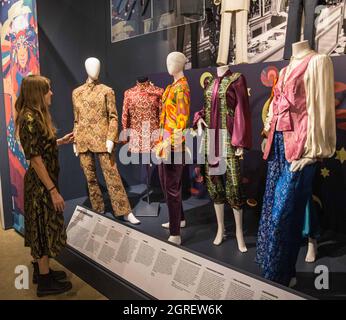 London, Großbritannien. Oktober 2021. Fashion Textile Museum schöne Menschen: Die Boutique in der Gegenkultur der 1960er Jahre . Eröffnung mit einem Zitat der Sängerin und des ‘IT-Mädchens' der 60er Jahre Marianne Faithful, Beautiful People: The Boutique in den 1960er Jahren Counterculture verschwendet keine Zeit damit, Besucher in die berauschende, mit Stars besetzte Welt der Chelsea Counterculture zu begrüßen: „Wir waren jung, reich und schön, und die Flut - dachten wir - drehte sich zu unseren Gunsten. Wir würden natürlich alles ändern, aber meistens würden wir die Regeln ändern.“ Quelle: Paul Quezada-Neiman/Alamy Live News Stockfoto