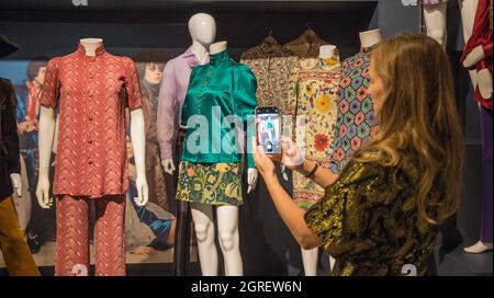 London, Großbritannien. Oktober 2021. Fashion Textile Museum schöne Menschen: Die Boutique in der Gegenkultur der 1960er Jahre . Eröffnung mit einem Zitat der Sängerin und des ‘IT-Mädchens' der 60er Jahre Marianne Faithful, Beautiful People: The Boutique in den 1960er Jahren Counterculture verschwendet keine Zeit damit, Besucher in die berauschende, mit Stars besetzte Welt der Chelsea Counterculture zu begrüßen: „Wir waren jung, reich und schön, und die Flut - dachten wir - drehte sich zu unseren Gunsten. Wir würden natürlich alles ändern, aber meistens würden wir die Regeln ändern.“ Quelle: Paul Quezada-Neiman/Alamy Live News Stockfoto