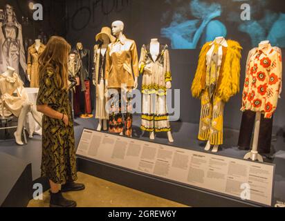 London, Großbritannien. Oktober 2021. Fashion Textile Museum schöne Menschen: Die Boutique in der Gegenkultur der 1960er Jahre . Eröffnung mit einem Zitat der Sängerin und des ‘IT-Mädchens' der 60er Jahre Marianne Faithful, Beautiful People: The Boutique in den 1960er Jahren Counterculture verschwendet keine Zeit damit, Besucher in die berauschende, mit Stars besetzte Welt der Chelsea Counterculture zu begrüßen: „Wir waren jung, reich und schön, und die Flut - dachten wir - drehte sich zu unseren Gunsten. Wir würden natürlich alles ändern, aber meistens würden wir die Regeln ändern.“ Quelle: Paul Quezada-Neiman/Alamy Live News Stockfoto