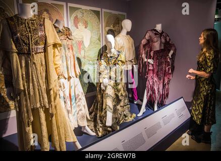London, Großbritannien. Oktober 2021. Fashion Textile Museum schöne Menschen: Die Boutique in der Gegenkultur der 1960er Jahre. Kaftan Oberteil und Rock Sandra Rhodes Siebdruck-Tunika und Rock im Kaftan-Stil in Chevron Shawl aus ihrer Ukraine und Chevron Shawl Kollektion (1969), beschrieben in Vogue (Juni 70) als Fantasy-Dinge, die. Flattern und blasen und hüllen Sie in Farben gemischt aus Licht, Träumen, Luft.Paul Quezada-Neiman/Alamy Live News Credit: Paul Quezada-Neiman/Alamy Live News Stockfoto