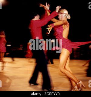 Viel Fleisch wird bei den Ballsaal-Tanzweltmeisterschaften in der Royal Albert Hall gezeigt. Stockfoto