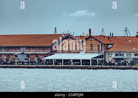 Ein Café-Restaurant am Wasser, im Hafen von Thessaloniki, Griechenland. Stockfoto