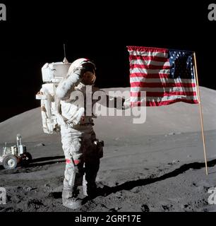 (7-19. Dezember 1972) --- Astronaut Eugene A. Cernan, Apollo 17-Kommandant, wird bei der Mondunterflächenextravehicular-Aktivität (EVA) auf dem Taurus-Littrow-Landeplatz neben der US-Flagge fotografiert. Dieses Bild wurde vom Wissenschaftler-Astronauten Harrison H. Schmitt, Mondmodulpilot, aufgenommen. Stockfoto