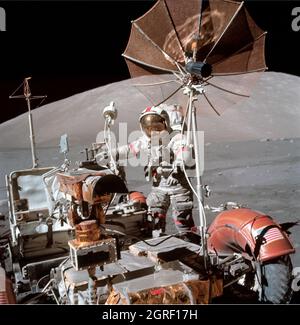 (13. Dezember 1972) --- Astronaut Eugene A. Cernan, Kommandant von Apollo 17, nähert sich während der dritten Periode der extravehiculären Aktivität (EVA) des Fluges dem geparkten Lunar Roving Vehicle (LRV) auf der Mondoberfläche. Im Hintergrund ist das Südmassiv zu sehen. Das Foto wurde mit einer Hand-Hasselblad-Kamera vom Wissenschaftler-Astronauten Harrison H. Schmitt, Mondmodulpilot, aufgenommen. Stockfoto