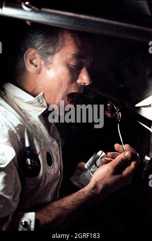 (7-19. Dezember 1972) --- Ein Mitbemannter nahm dieses Foto von Astronaut Eugene A. Cernan auf, der während der letzten Mondlandemission im Apollo-Programm der NASA unter schwerelosen Bedingungen des Weltraums eine Mahlzeit aß. An Bord der Apollo 17-Raumsonde waren auch Astronaut Ronald E. Evans, Kommandomodulpilot, und Wissenschaftler-Astronaut Harrison H. 'Jack' Schmitt, Mondmodulpilot. Cernan war der Missionskommandant. Stockfoto