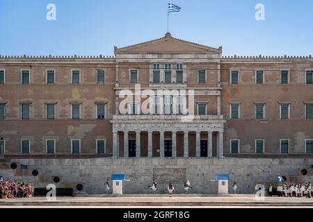 Der feierliche Wechsel der griechischen Präsidentengarde, der sonntags am Denkmal des Unkown Soldier Tomb vor dem griechischen Parlament stattfindet Stockfoto