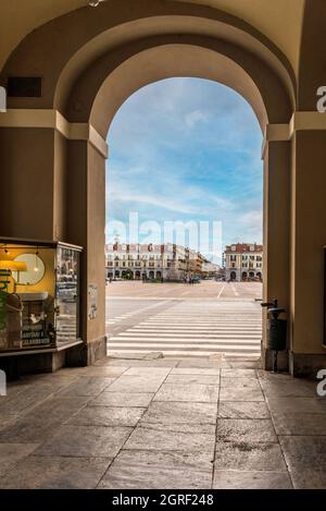 Cuneo, Piemont, Italien - 2. august 2021: Piazza Tancredi Ducci Galimberti von den historischen Arkaden der Via Roma aus gesehen Stockfoto