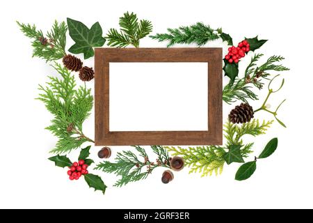 Natürliche europäische Winterflora und Grün Natur Zusammensetzung mit Holzrahmen. Abstrakte Wintersonnenwende Weihnachten und Neujahr Arrangement. Draufsicht Stockfoto