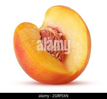 Pfirsichfrucht drei Viertel isoliert auf weißem Hintergrund. Beschneidungspfad. Volle Schärfentiefe. Stockfoto