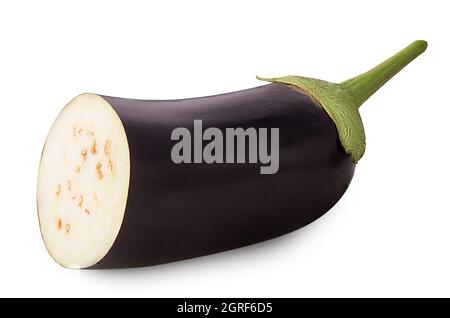 Auberginen halbiert isoliert auf weißem Hintergrund. Beschneidungspfad. Stockfoto