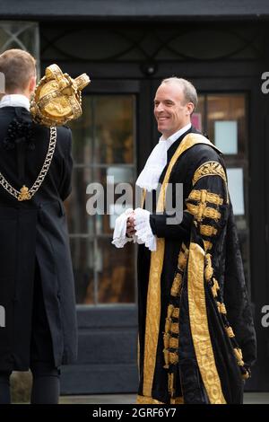 LONDON - 1. OKTOBER: Der jährliche Judges Service fand heute, 1. Oktober 2021, in der Westminster Abbey in London statt. Zu Beginn des juristischen Jahres kommt der Kanzler, Dominic Raab in den Roben seines Amtes als Kanzler, in der Westminster Abbey an. Richter, Q.C's und hochrangige juristische Personen gehen in einer Prozession von der Westminster Abbey zu den Houses of Parliament, zu einem Empfang, der vom Lord Chancellor veranstaltet wird. Der Brauch geht auf das Mittelalter zurück, als die Richter zu Beginn des Rechtsjahres um Führung beteten. Kredit: David Levenson/Alamy Live Nachrichten Stockfoto