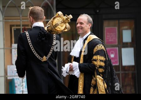 LONDON - 1. OKTOBER: Der jährliche Judges Service fand heute, 1. Oktober 2021, in der Westminster Abbey in London statt. Zu Beginn des juristischen Jahres kommt der Kanzler, Dominic Raab in den Roben seines Amtes als Kanzler, in der Westminster Abbey an. Richter, Q.C's und hochrangige juristische Personen gehen in einer Prozession von der Westminster Abbey zu den Houses of Parliament, zu einem Empfang, der vom Lord Chancellor veranstaltet wird. Der Brauch geht auf das Mittelalter zurück, als die Richter zu Beginn des Rechtsjahres um Führung beteten. Kredit: David Levenson/Alamy Live Nachrichten Stockfoto