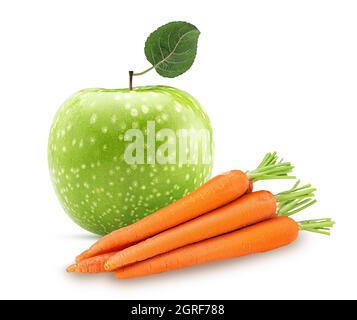 Grüner Apfel mit Blatt und Karotten isoliert auf weißem Hintergrund. Beschneidungspfad. Volle Schärfentiefe. Stockfoto