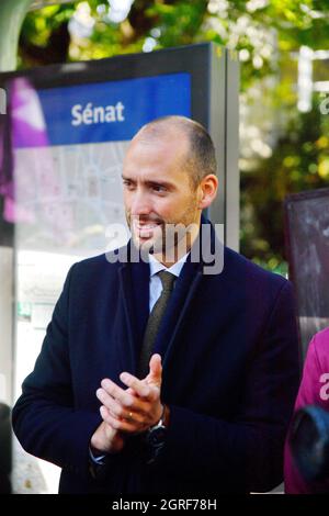 Paris, Frankreich. Oktober 2021. Der Berichterstatter des Gesetzes und der Abgeordnete Dimitri Houbron während der Kundgebung für die Tiersache vor dem Senat am Tag der Studie eines Tiergesetzes in Paris, Frankreich, am 30. September 2021. Foto von Karim Ait Adjedjou/Avenir Pictures/ABACAPRESS.COM Quelle: Abaca Press/Alamy Live News Stockfoto