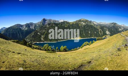 Panoramablick auf den Lac d'Oule bei Saint Lary Soulan Stockfoto