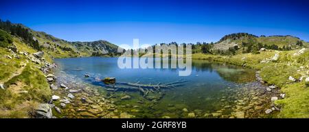 Panoramablick auf den Lac de Bastan bei Saint Lary Soulan Stockfoto