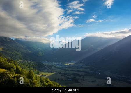 Saint Lary Soulan Stadt und Bahnhof entfernt, und sein Tal vor Sonnenuntergang Zeit Stockfoto