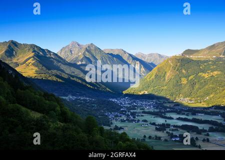 Saint Lary Soulan Stadt und Bahnhof entfernt, und sein Tal mit dem ersten Licht des Tages Stockfoto