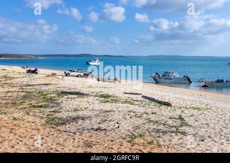 Kleine Boote an der Bootsrampe am Seisia Beach, Cape York Peninsula, Far North Queensland, Australien Stockfoto